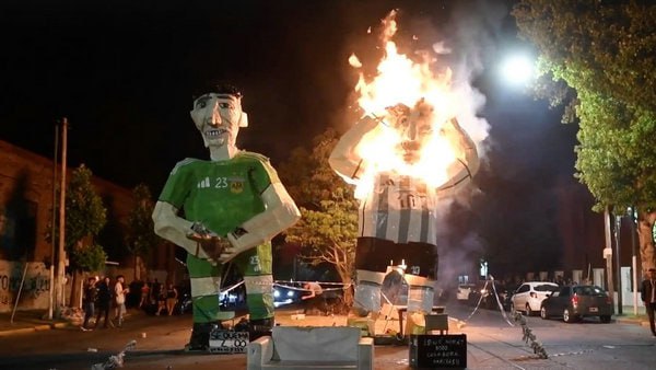 BOB平台-阿根廷媒体El Argentino报道，作为阿根廷传统新年庆祝活动的一部分，民众燃烧了78个知名人物的巨型雕像，其中包括梅西和大马丁的雕像